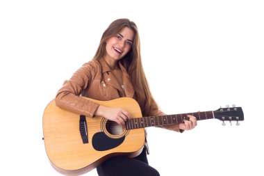 bir gitar tutan genç kadın