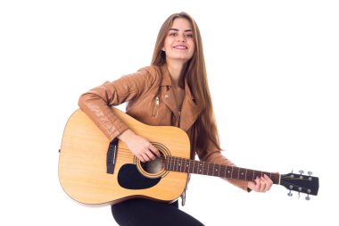 bir gitar tutan genç kadın