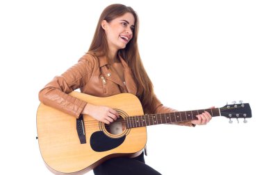 bir gitar tutan genç kadın