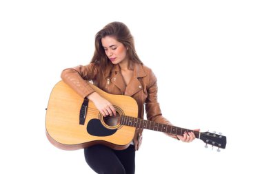 bir gitar tutan genç kadın