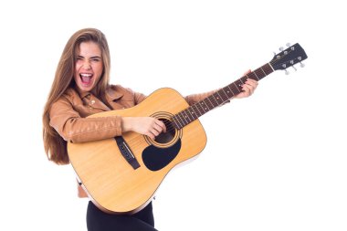 bir gitar tutan genç kadın