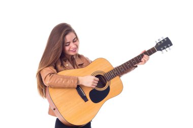 bir gitar tutan genç kadın