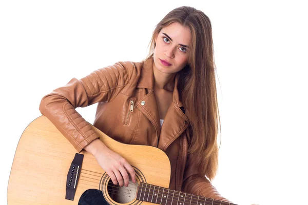 Mujer joven sosteniendo una guitarra — Foto de Stock