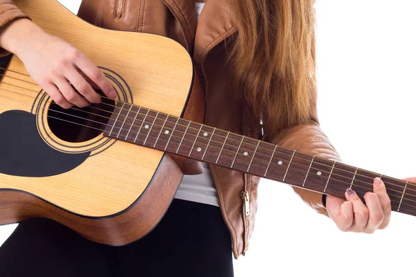 Jovem segurando uma guitarra — Fotografia de Stock