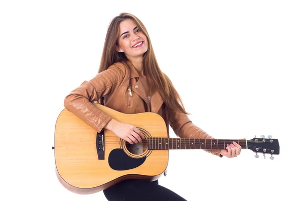 젊은 여 자가 기타를 들고 — 스톡 사진