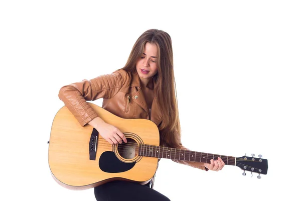 Mujer joven sosteniendo una guitarra — Foto de Stock