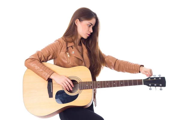 Mujer joven sosteniendo una guitarra — Foto de Stock