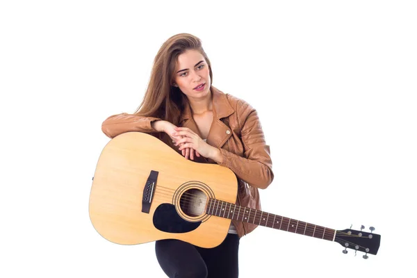 Νέα γυναίκα που κρατά μια κιθάρα — Φωτογραφία Αρχείου