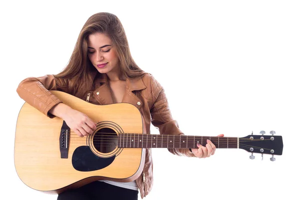 Mujer joven sosteniendo una guitarra — Foto de Stock