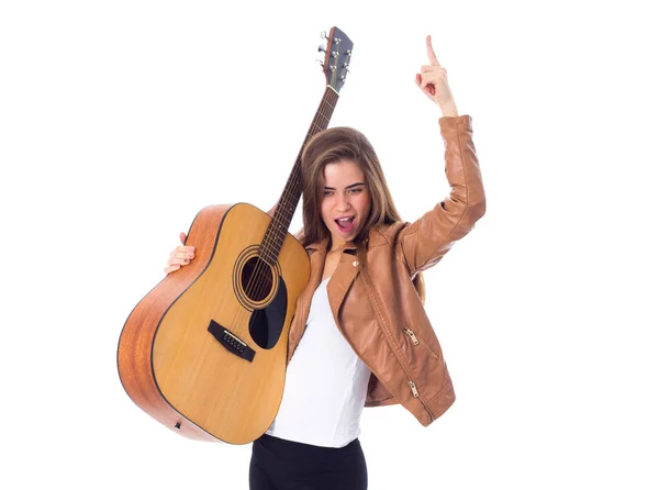 若い女性はギターを抱えて — ストック写真