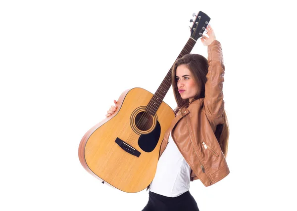 Mujer joven sosteniendo una guitarra — Foto de Stock