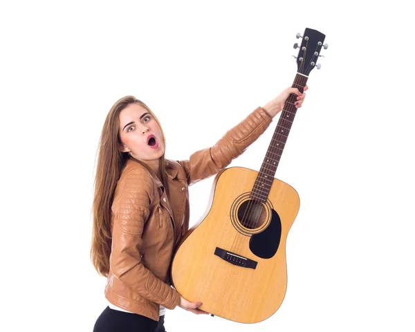 Mujer joven sosteniendo una guitarra — Foto de Stock