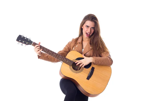 Jonge vrouw met een gitaar — Stockfoto