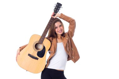 bir gitar tutan genç kadın