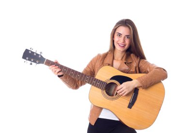bir gitar tutan genç kadın