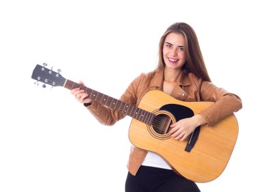 bir gitar tutan genç kadın