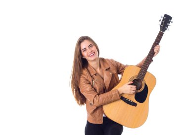 bir gitar tutan genç kadın