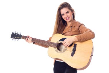 bir gitar tutan genç kadın