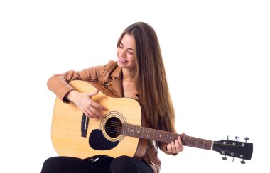 bir gitar tutan genç kadın
