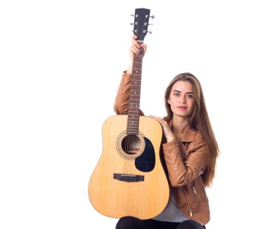 bir gitar tutan genç kadın