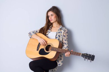 bir gitar tutan genç kadın