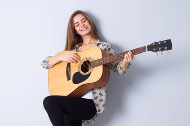 bir gitar tutan genç kadın