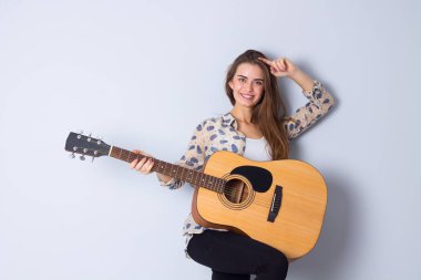 bir gitar tutan genç kadın