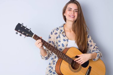 bir gitar tutan genç kadın