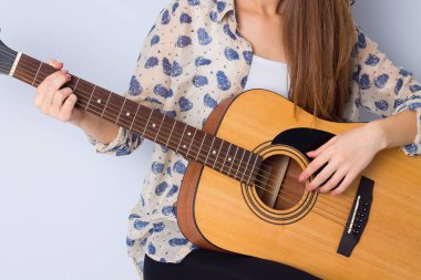 bir gitar tutan genç kadın