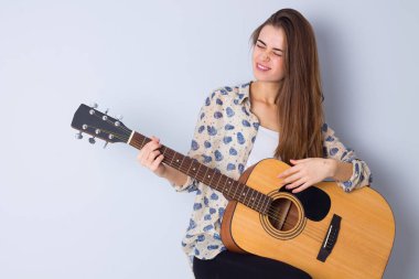 bir gitar tutan genç kadın