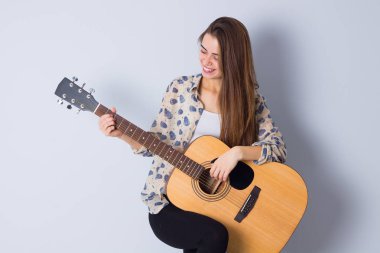 bir gitar tutan genç kadın