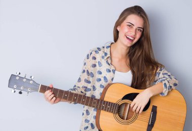 bir gitar tutan genç kadın