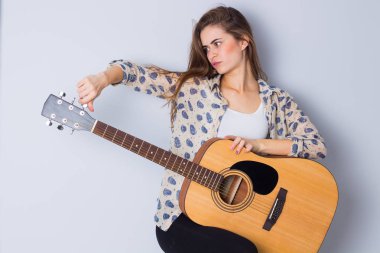 bir gitar tutan genç kadın