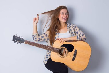 bir gitar tutan genç kadın