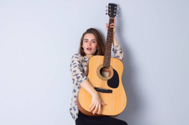 bir gitar tutan genç kadın
