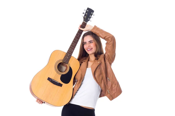 Mujer joven sosteniendo una guitarra — Foto de Stock