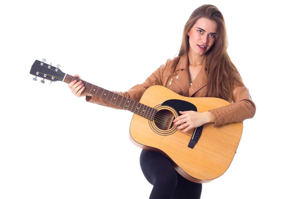 Bir gitar tutan genç kadın — Stok fotoğraf