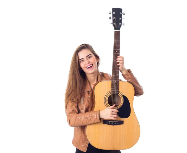 젊은 여 자가 기타를 들고 — 스톡 사진