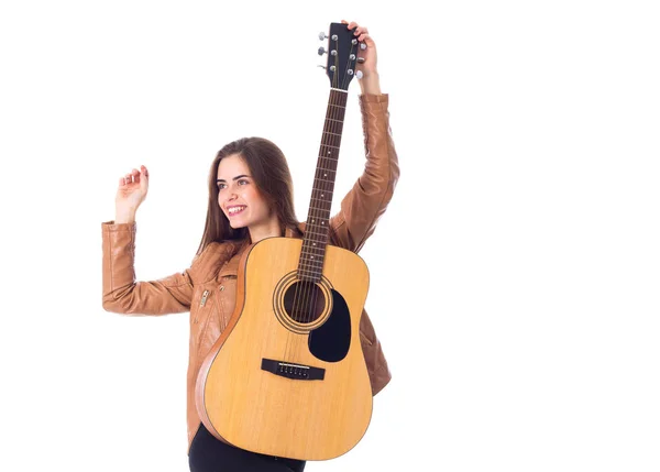 Mujer joven sosteniendo una guitarra — Foto de Stock