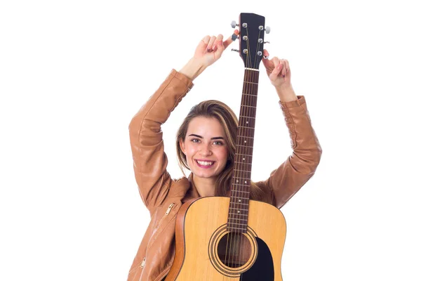 若い女性はギターを抱えて — ストック写真