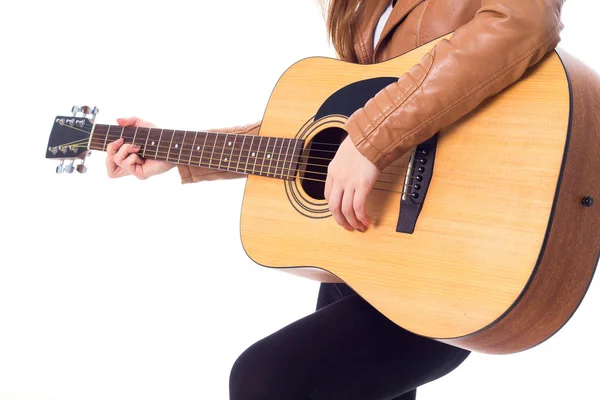 Mujer joven sosteniendo una guitarra — Foto de Stock