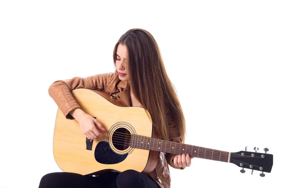 Mujer joven sosteniendo una guitarra — Foto de Stock