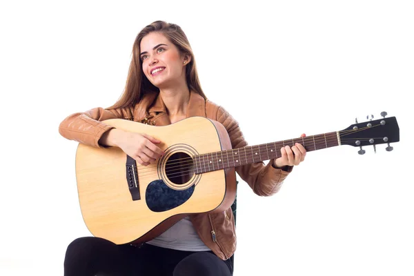Mujer joven sosteniendo una guitarra — Foto de Stock