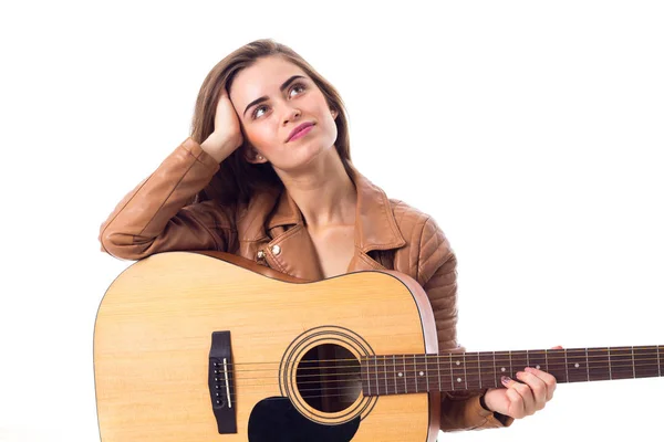 Giovane donna che tiene una chitarra — Foto Stock
