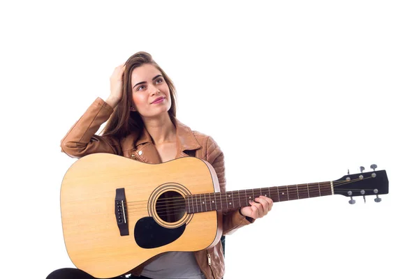 Mladá žena drží kytara — Stock fotografie