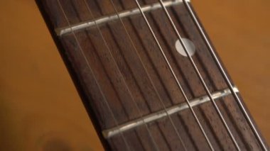 Kamera yavaş yavaş elektro gitar üzerinde kayar