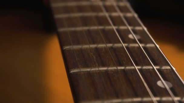 Cámara deslizándose lentamente sobre la guitarra eléctrica — Vídeo de stock
