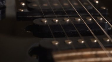 Kamera yavaş yavaş elektro gitar üzerinde kayar