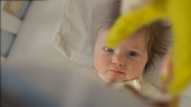 Adorable bebé en la cama — Vídeo de stock