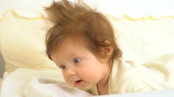 Очаровательный ребенок в постели — стоковое видео
